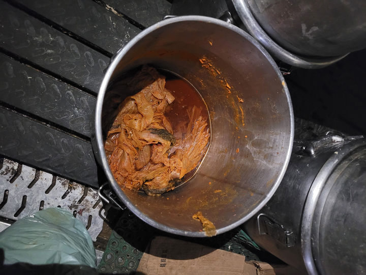 [서울=뉴시스] 식품의약품안전처는 식품제조·가공업 영업등록을 하지 않고 비위생적인 환경에서 즉석조리식품(김치찌개)를 제조·판매한 A사 대표를 식품위생법 위반 혐의로 검찰에 송치했다고 밝혔다. 사진은 위반제품(김치찌개) 잔여분. (사진=식약처 제공) 2025.05.26. photo@newsis.com *재판매 및 DB 금지