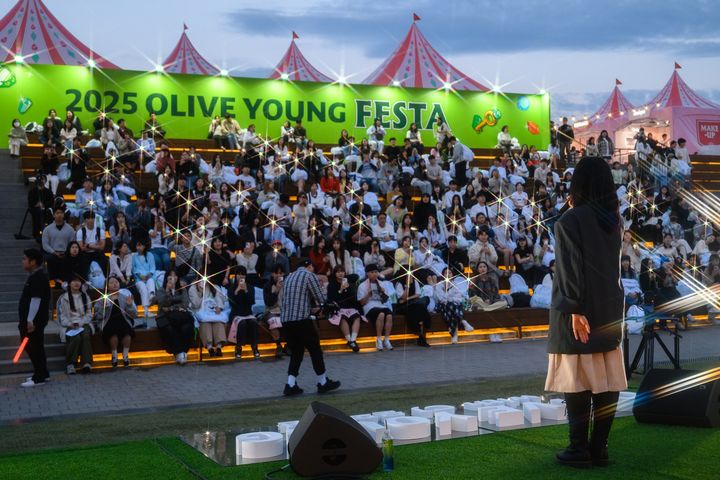 [서울=뉴시스] CJ올리브영(올리브영)은 5일간 서울 용산구 노들섬 일대에서 진행한 '2025 올리브영 페스타'가 3만3000명의 관람객이 참여한 가운데 성료했다고 26일 밝혔다. (사진=올리브영 제공) *재판매 및 DB 금지