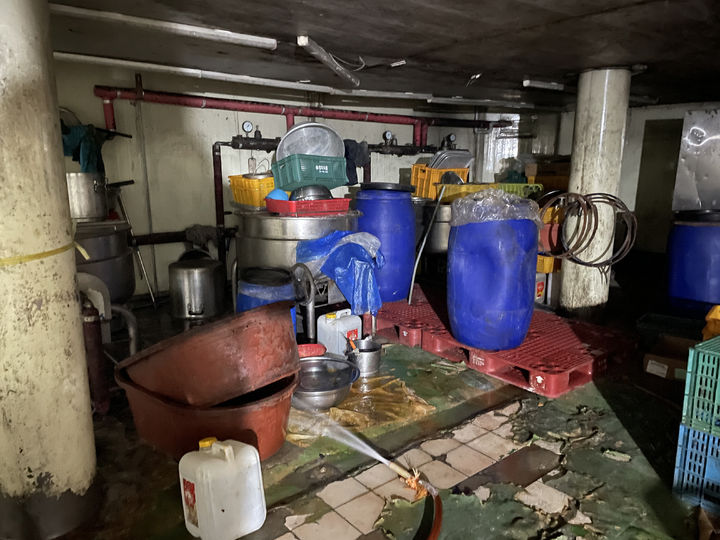 [서울=뉴시스] 식품의약품안전처는 식품제조·가공업 영업등록을 하지 않고 비위생적인 환경에서 즉석조리식품(김치찌개)를 제조·판매한 A사 대표를 식품위생법 위반 혐의로 검찰에 송치했다고 26일 밝혔다. (사진=식약처 제공) 2025.05.26. photo@newsis.com *재판매 및 DB 금지