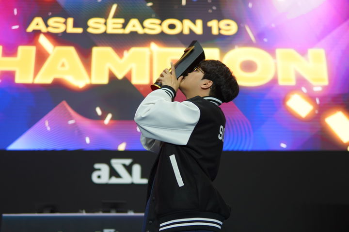 김민철은 25일 경기도 고양시 킨텍스 제1전시장에서 열린 ‘ASL 시즌19’ 결승전에서 도재욱을 세트 스코어 4-3으로 이기고 우승을 차지했다. (사진=SOOP 제공) *재판매 및 DB 금지