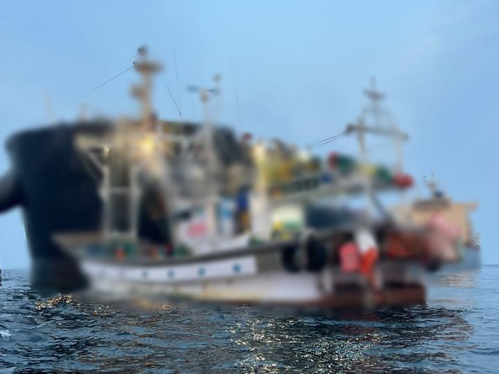 [군산=뉴시스] 화물선과 어선 충돌 모습. (사진=군산해양경찰서 제공) 2025.05.26. photo@newsis.com *재판매 및 DB 금지