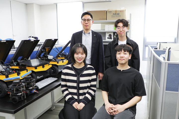 [대구=뉴시스](왼쪽 위부터 반시계방향) DGIST 박경준 교수, 채지영·이상훈 석박사 통합과정생, 서현교 석사과정생(사진=DGIST 제공) photo@newsis.com *재판매 및 DB 금지