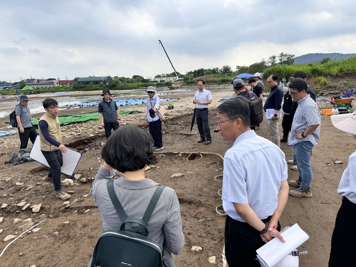 [서울=뉴시스] 남양주왕숙2 공공주택지구 발굴현장 전문가 현지조사 (사진=국가유산청 제공) 2025.05.26. photo@newsis.com *재판매 및 DB 금지