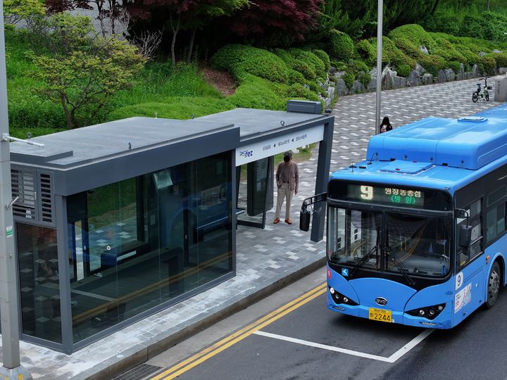 [인천=뉴시스] 인천 연수구 송도국제도시 테크노파역에 설치된 스마트쉘터. (사진=인천경제청 제공) 2025.05.26. photo@newsis.com *재판매 및 DB 금지