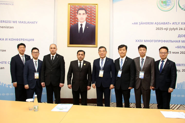 투르크메니스탄 미네랄 프로젝트 계약체결식 후 단체사진을 촬영하는 모습. (사진=대우건설 제공) *재판매 및 DB 금지