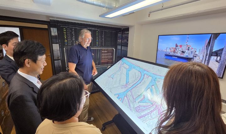 [부산=뉴시스] 함부르크항을 찾은 부산항만공사 출장단 (사진=부산항만공사 제공) 2025.05.26. photo@newsis.com *재판매 및 DB 금지