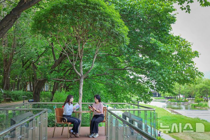 [서울=뉴시스]서초구 양재천에 설치된 '하벨 벤치'.