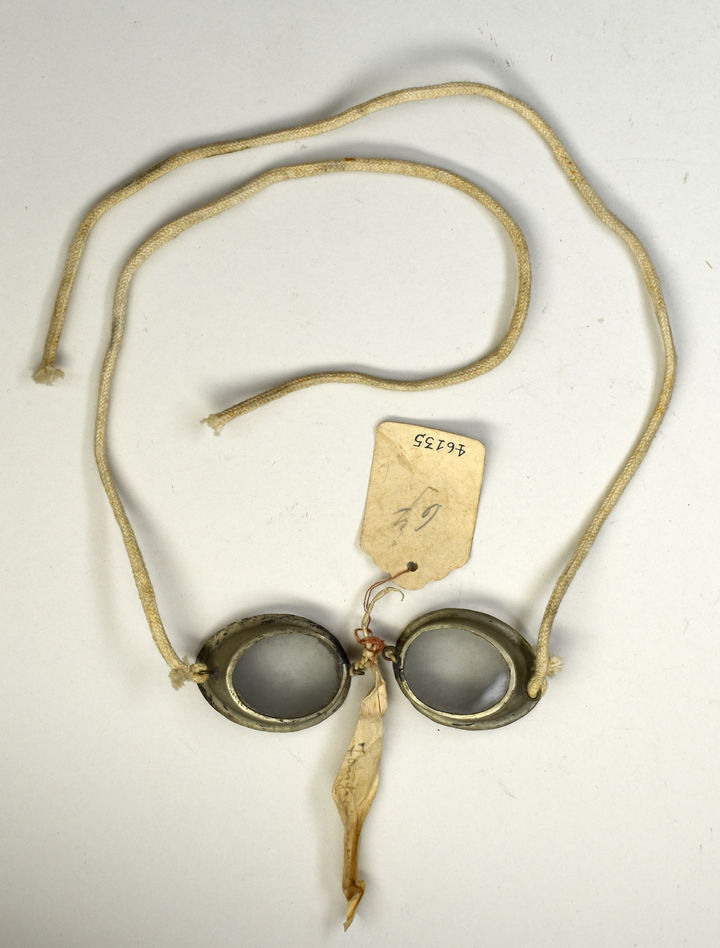 [제주=뉴시스] 독일인 탐험가 발터 스퇴츠너가 1929년 제주에서 수집한 '족은 눈'. 제주 해녀들이 물질에서 쓰는 수경이다. (사진=드레스덴민족학박물관 제공) 2025.05.26. photo@newsis.com *재판매 및 DB 금지