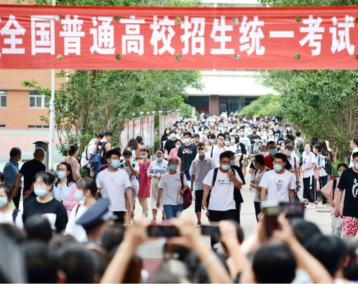 [서울=뉴시스] ﻿올﻿여름 중국에서 역대 최대 규모인 1222만 명의 대학 졸업자가 노동시장에 유입될 예정인 가운데, 중국 정부가 고용시장 안정을 위한 추가 대책을 내놨다. 사진은 지난 5월 중국 베이징의 한 대학입시 고사장에 수험생들이 나오는 모습. 2025.07.10 *재판매 및 DB 금지