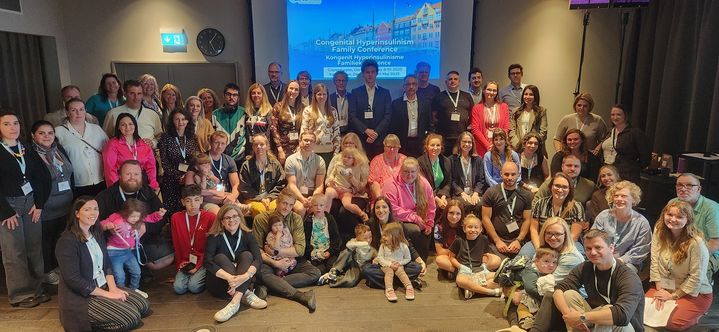 [서울=뉴시스] 지난 9일 덴마크 코펜하겐에서 열린 '선천성 고인슐린증 국제 환우회' 주최 심포지엄에 참석한 해외 소아청소년 환우와 보호자들이 기념촬영을 하고 있다. (사진=한미약품 제공) 2025.05.26. photo@newsis.com *재판매 및 DB 금지