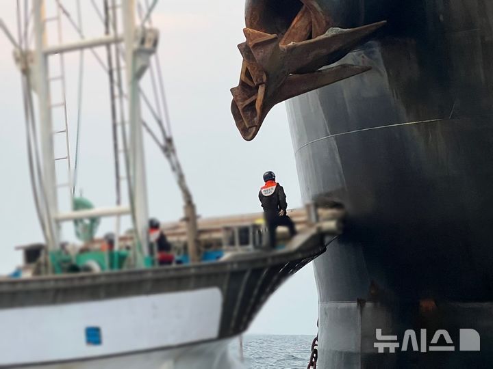 [전북=뉴시스] 26일 오전 군산 옥면 어청도 남동쪽 11㎞ 해상에서 화물선과 어선이 충돌해 해경이 출동해 상황을 점검하고 있다. (사진=군산해양경찰서 제공) 2025.05.26. photo@newsis.com