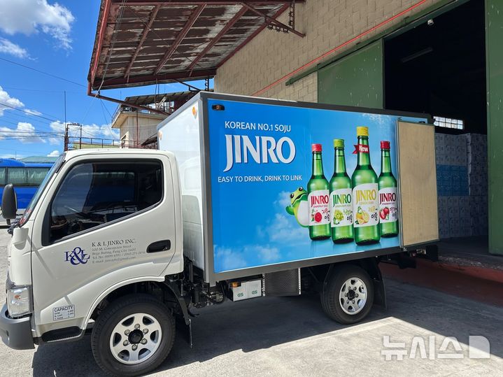 [마닐라=뉴시스] 필리핀 마닐라 파시그 시티에 위치한 하이트진로의 주요 거래처 중 하나인 K&L 물류창고시설에서 소주를 싣기 위해 컨테이너 운반용 차량이 대기하고 있다. (사진= 하이트진로 제공) photo@newsis.com