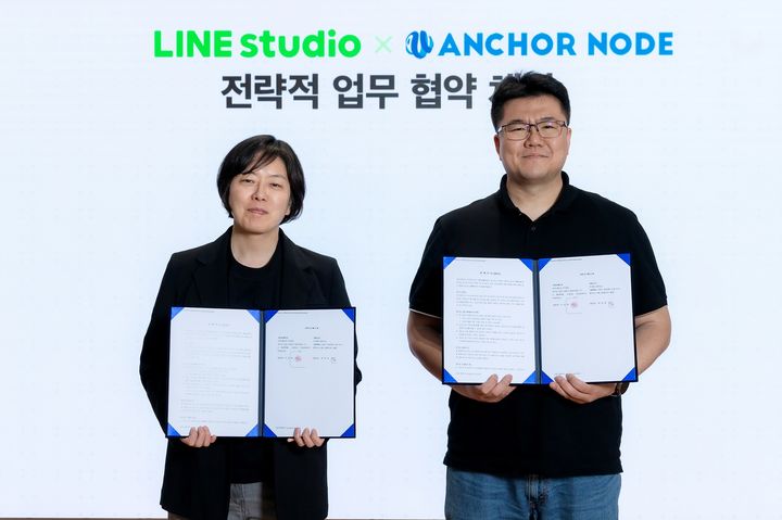 라인스튜디오 이정원(왼쪽) 대표와 앵커노드 원재호 대표가 양사의 게임 개발 AI 솔루션 업무협약(MOU)을 체결했다고 26일 밝혔다. (사진=라인스튜디오 제공) *재판매 및 DB 금지