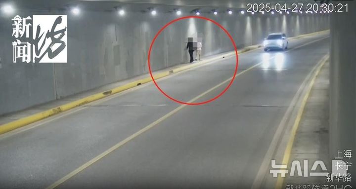 [뉴시스] 사진 촬영을 위해 보행자 출입이 금지된 지하차도를 찾은 사람들의 모습이 감시카메라에 포착됐다. (사진=광명망) 2025.05.26 