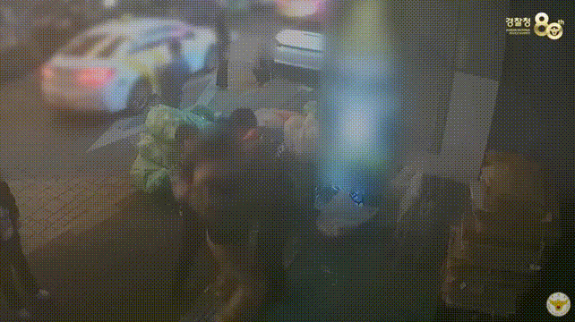 [서울=뉴시스] 대전 서구에서 경찰에게 시비를 걸던 남성이 제압당해 현장에서 공무집행방해 혐의로 체포됐다. (영상=유튜브 채널 '대한민국 경찰청' 캡쳐) 2025.05.26 *재판매 및 DB 금지