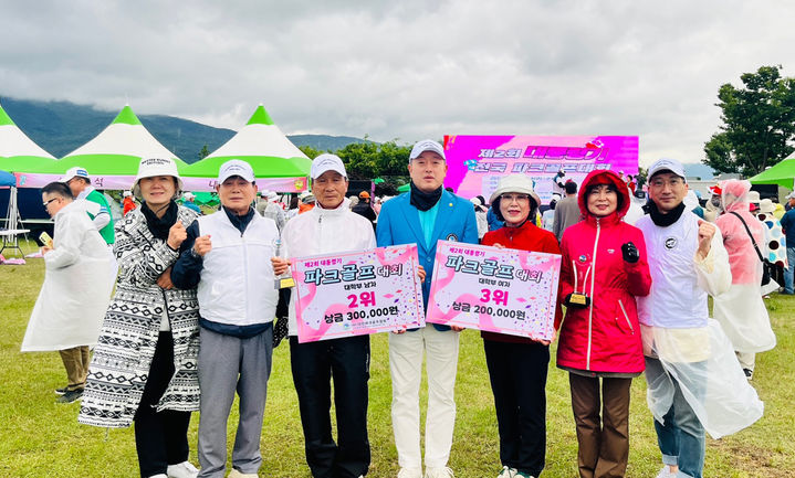 [대구=뉴시스]영진전문대, 제2회 대통령기 전국 파크골프대회 최고 성적 기록(사진=영진전문대 제공) photo@newsis.com *재판매 및 DB 금지