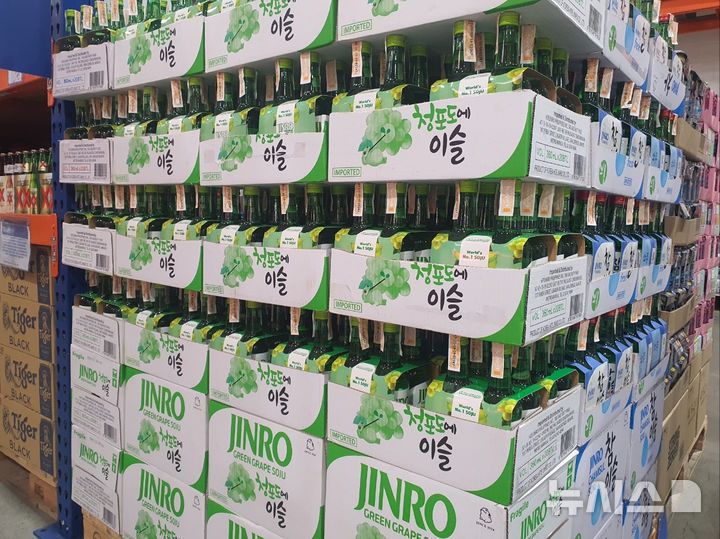 [마닐라=뉴시스] 변해정 기자 = 필리핀 수도 마닐라에 위치한 코스트코(Costco) 스타일의 회원제 창고형 할인 매장인 S&R 주류 코너에 가득 진열된 하이트진로 소주 제품. (사진= 뉴시스 DB) photo@newsis.com 