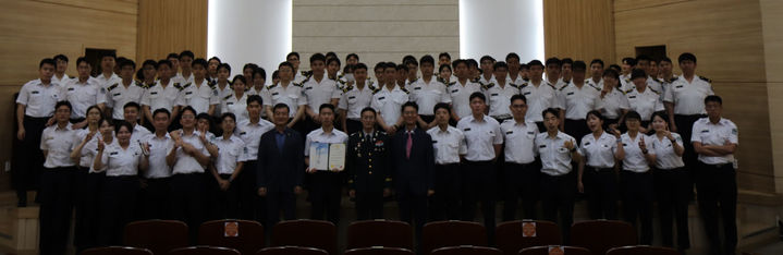 [논산=뉴시스] 건양대 군사학과 자치지휘근무대대 직책 명찰 수여식 참석자들 기념촬영. (사진=건양대 제공) *재판매 및 DB 금지