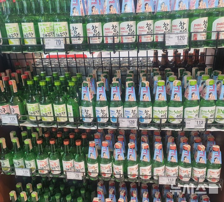 [마닐라=뉴시스] 변해정 기자 = 아시아 3위 규모의 복합 쇼핑몰인 '몰 오브 아시아'(Mall of Asia) 내 소매 점포인 '하이퍼 마켓'(hyper market) 메인 매대에 진열된 하이트진로 소주 제품. (사진= 뉴시스 DB) photo@newsis.com 
