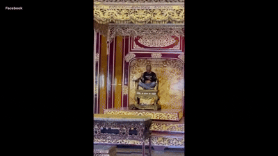 [뉴시스] 베트남에서 한 남성이 베트남의 가장 귀중한 유물인 응우옌 왕조 왕좌를 훼손해 논란이 일고 있다. (사진=데일리메일) 2025.5.26 *재판매 및 DB 금지 *재판매 및 DB 금지