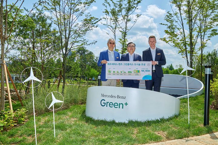 [서울=뉴시스] 메르세데스-벤츠(벤츠) 사회공헌위원회가 서울 보라매공원에 '그린플러스 도시숲'을 조성하고, 지난 22일 개막한 '2025 서울국제정원박람회'를 통해 시민들에게 공개했다고 26일 밝혔다. (사진=메르세데스-벤츠코리아 제공) photo@newsis.com *재판매 및 DB 금지
