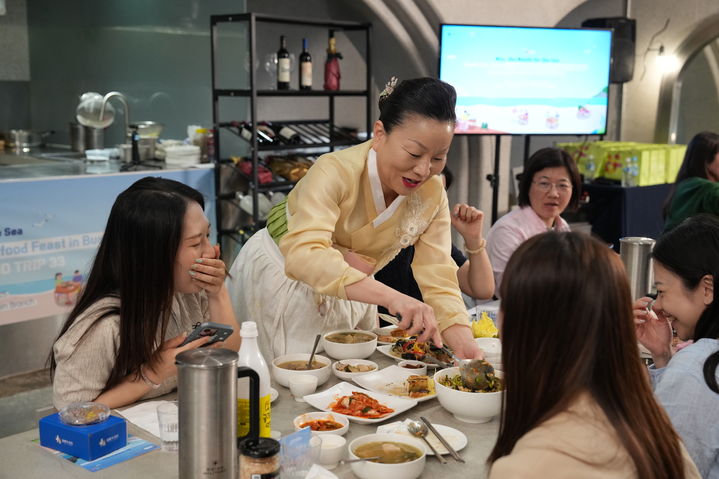 관광공사가 24일 개최한 '부산 제철 바다 한상' 점심 행사 *재판매 및 DB 금지