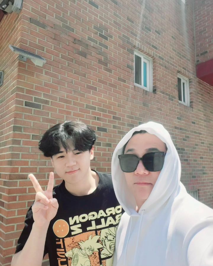 [서울=뉴시스] 윤후(왼쪽)·윤민수. (사진=윤민수 인스타그램 캡처) 2025.05.26. photo@newsis.com *재판매 및 DB 금지