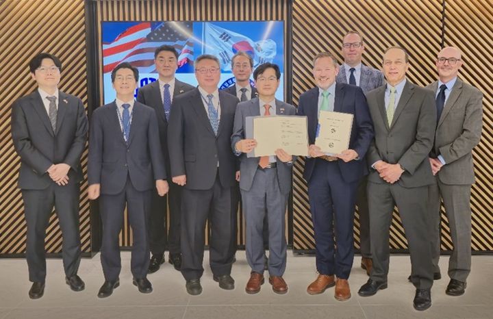 [세종=뉴시스] 한국건설생활환경시험연구원(KCL)이 지난 23일(현지 시간) 미국 워싱턴D.C.에서 미국재료시험협회(ASTM)와 우주항공분야 표준개발 및 상호 협력체계 마련을 위한 업무협약을 체결했다고 26일 밝혔다. (사진=KCL 제공) 2025.05.26. photo@newsis.com *재판매 및 DB 금지