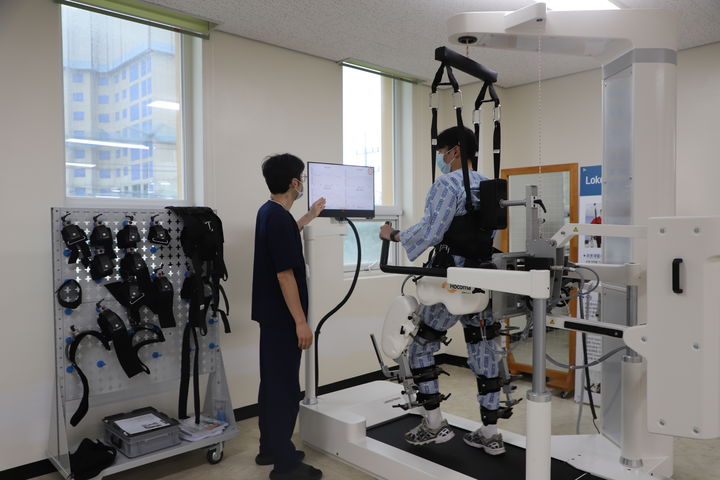 [서산=뉴시스] 지난 19일 서산의료원 한 환자가 최근 서산의료원이 도입한 로코맷나노 보행재활로봇장비를 이용해 치료를 받고 있다. (사진=서산의료원 제공) 2025,05.26. photo@newsis.com *재판매 및 DB 금지