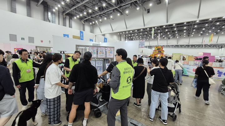 [진주=뉴시스]한국승강기안전공단이 대구 펫쇼에 참가해 반려동물 승강기 안전을 홍보하고 있다.(사진=승강기안전공단 제공).2025.05.26.photo@newsis.com *재판매 및 DB 금지