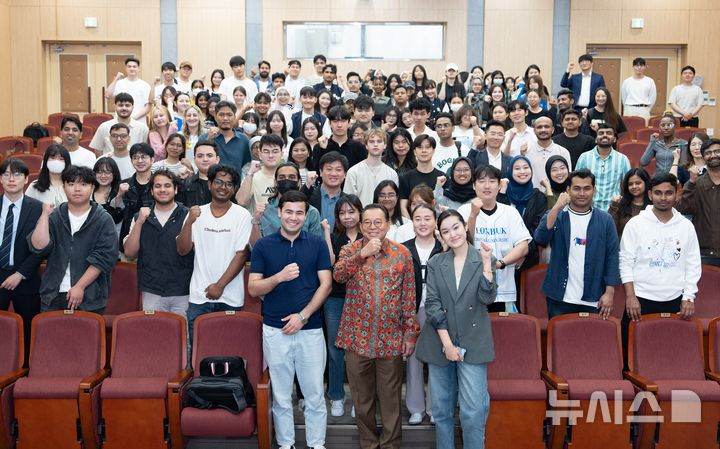 [전주=뉴시스]윤난슬 기자 = 전북대는 최근 간디 술리스티얀토 GK그룹 회장을 초청해 교내 주요 시설 투어, 학생 대상 특강, 지역 기업과의 교류 간담회 등 다채로운 일정을 진행했다고 26일 밝혔다.(사진=전북대 제공)