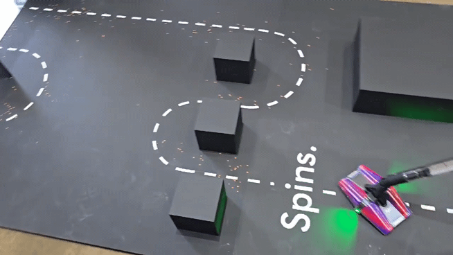 [서울=뉴시스] 이지용 기자 = 다이슨이 26일 오전 서울 성동구 무신사 스퀘어 성수4 팝업스토어에서 열린 미디어 브리핑에서 무선 청소기 신제품 '다이슨 펜슬백'을 공개했다. 영상은 다이슨 펜슬백이 벽면 모서리에 있는 콩들을 흡입하는 모습. 2025.05.26. leejy5223@newsis.com *재판매 및 DB 금지 *재판매 및 DB 금지
