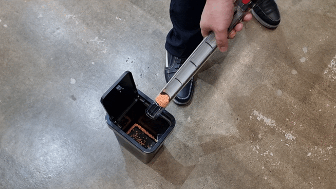 [서울=뉴시스]다이슨이 26일 오전 서울 성동구 무신사 스퀘어 성수4 팝업스토어에서 열린 미디어 브리핑에서 무선 청소기 신제품 '다이슨 펜슬백'을 공개했다. 영상은 다이슨 펜슬백에 담긴 쓰레기를 버리는 장면. 2025.05.26. leejy5223@newsis.com *재판매 및 DB 금지 *재판매 및 DB 금지