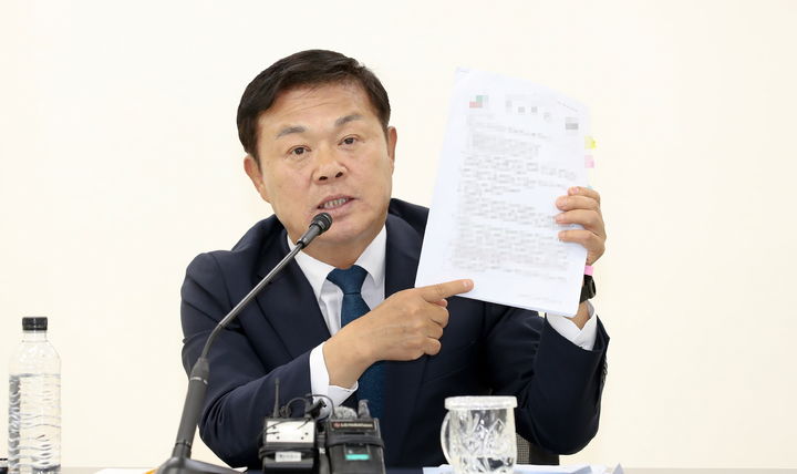 [정읍=뉴시스] 이학수 전북 정읍시장이 26일 시청에서 바이오매스 발전사업 관련 기자회견을 열고 있다. 이 시장이 관련 자료를 내보이며 화력발전소 건설사업 추진 과정에 대해 설명하고 있다. (사진=정읍시 제공) 2025.05.26. photo@newsis.com *재판매 및 DB 금지