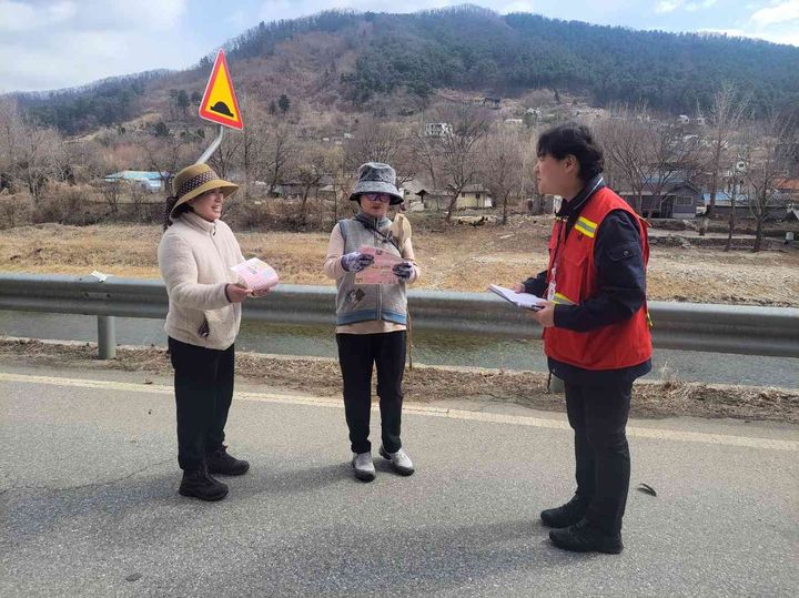 가평군 관게자가 산불 예방 홍보전단지를 배포하고 있다. (사진=가평군 제공) photo@newsis.com *재판매 및 DB 금지
