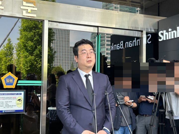 [대전=뉴시스] 26일 오전 대전 서구 둔산동 대전지법에서 고 김하늘양의 변호사가 취재진 질문에 답변하고 있다. 2025.05.26. photo@newsis.com *재판매 및 DB 금지