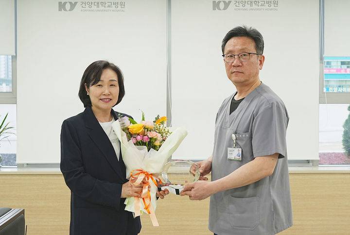 [대전=뉴시스] 건양대병원이 최근 개원 25주년을 맞아 병원 발전에 기여한 건강보험심사평가원 대전충청본부 김연숙 본부장에게 공로패를 전달했다.(사진=건양대학교병원 제공) 2025.05.26. photo@newsis.com *재판매 및 DB 금지
