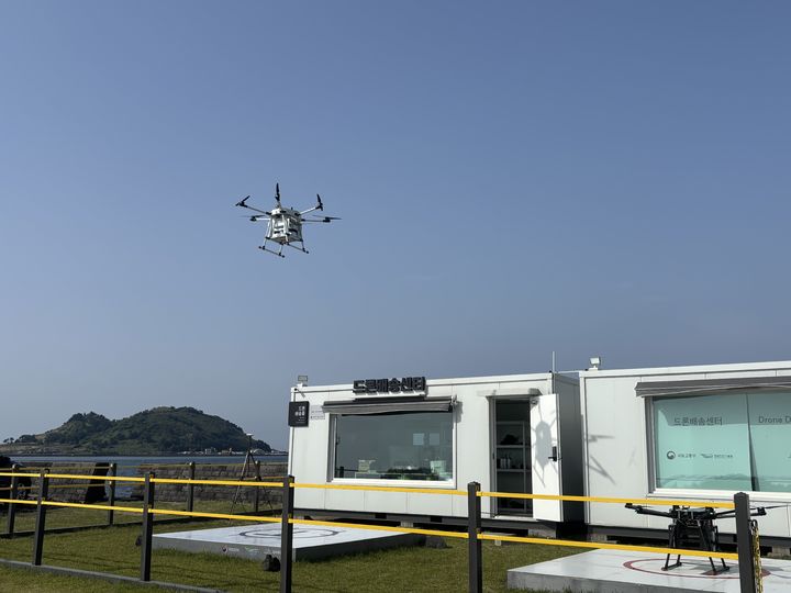 [제주=뉴시스] 제주시 한림읍 금능배송센터에서 드론이 비양도를 오가며 물품을 나르고 있다. (사진=제주도 제공) 2025.05.26. photo@newsis.com *재판매 및 DB 금지