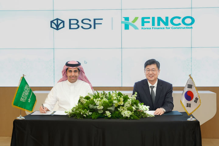 [서울=뉴시스] 박성진 K-FINCO 전문건설공제조합 전무(사진 오른쪽)가 마제드 알사단 BSF 기업금융부문 부행장과 25일(현지시간) 사우디 BSF 본사에서 열린 조합원의 해외건설공사 지원을 위한 업무협약식에서 기념촬영을 하고 있다. (사진=K-FINCO 제공) 2025.05.26. photo@newsis.com *재판매 및 DB 금지