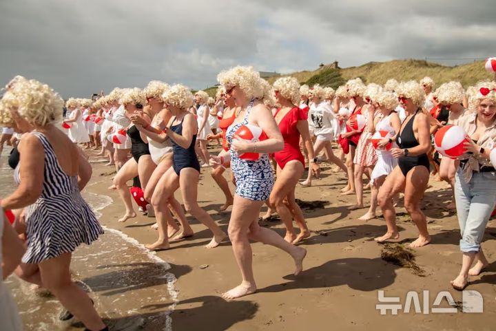  [뉴시스] 아일랜드 발캐릭 해변에서 여성들의 암 치료 기금을 위한 행사가 열렸다. 200여 명의 참가자들은 마를린 먼로 분장을 한 채 모였다. (사진=더 가디언) 2025.5.26. 