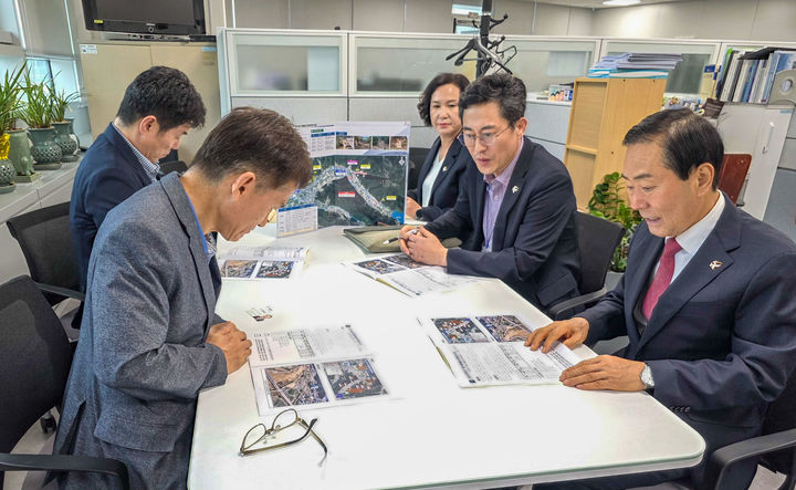 [창녕=뉴시스] 성낙인 군수가 행안부 강성희 재난경감 과장에게 재난분야 주요사업을 건의하고 있다. (사진= 창녕군 제공) 2025.05.26. photo@newsis.com *재판매 및 DB 금지