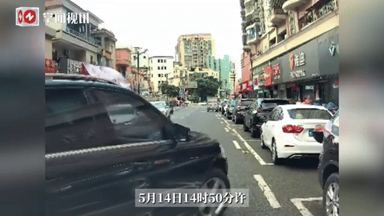 [서울=뉴시스]최근 중국 광둥성에서 벤츠 운전자가 다른 차량을 억지로 세운 뒤 골프채로 유리창과 보닛을 마구 때린 사건이 발생해 논란이 일고 있다.(사진=상유신문) *재판매 및 DB 금지 *재판매 및 DB 금지