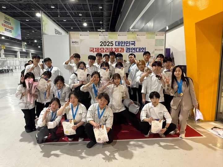 2025 대한민국 국제요리 & 제과경연대회에서 수상한 충청대 호텔조리파티쉐과 학생들.&nbsp; *재판매 및 DB 금지