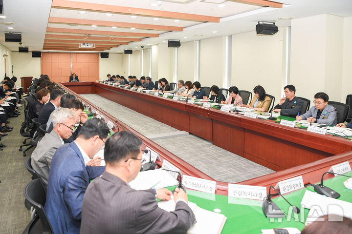 [완주=뉴시스] 유희태 완주군수는 26일 확대간부회의를 통해 신속집행을 독려하고 있다. (사진=완주군 제공) 2025.05.26. photo@newsis.com *재판매 및 DB 금지