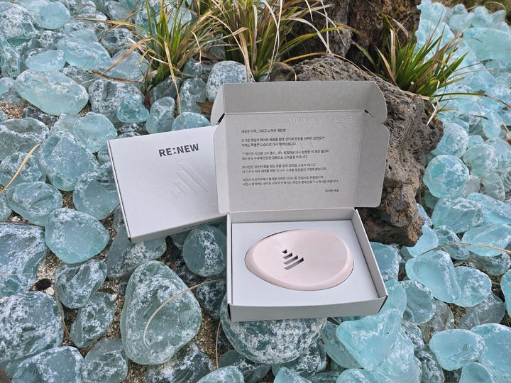 서한이 건설현장에서 버려지는 폐안전모를 활용해 만든 비누받침대. *재판매 및 DB 금지