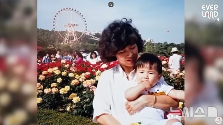 [용인=뉴시스]에버랜드 장미축제 40주년 추억사진 공모작 중 한 작품. (사진=에버랜드 제공)2025.05.26.photo@newsis.com