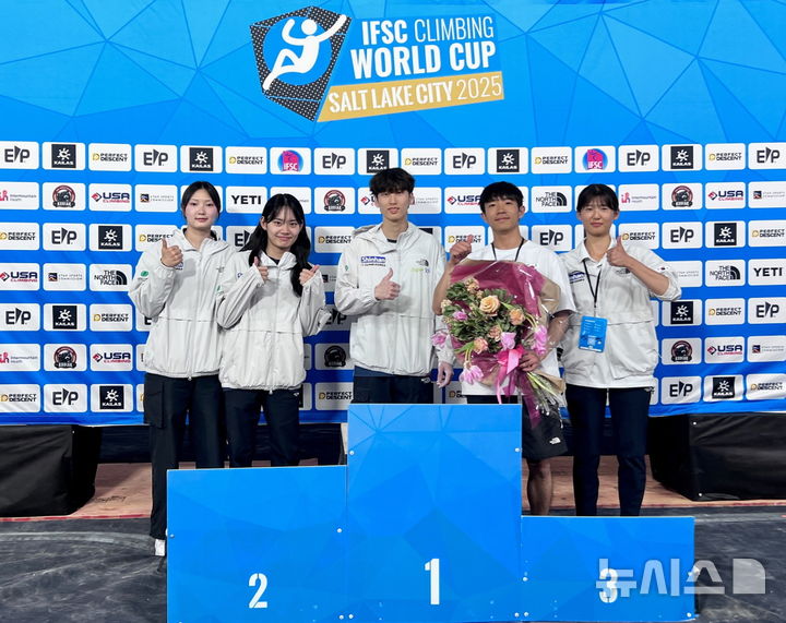 [서울=뉴시스]시상대에 선 스포츠클라이밍 선수단. (사진=대한산악연맹 제공)