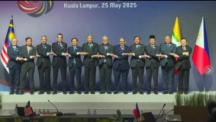 [쿠알라룸푸르=AP/뉴시스] 말레이시아 쿠알라룸푸프에서 26일 제46회 아세안(ASEAN) 정상회의가 열렸다. 참석한 정상들이 기념 촬영하고 있다.2025.05.26. *재판매 및 DB 금지