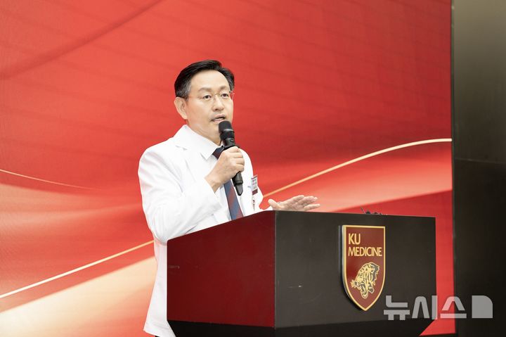 [서울=뉴시스]고려대의료원이 26일 고려대 의과대학 제1의학관에서 ‘미래혁신 2028 대전환’을 주제로 기자간담회를 개최했다. 고려대 윤을식 의무부총장 겸 의료원장이 간담회 인사말을 하고 있다. (사진= 고려대의료원 제공) 2025.05.26. photo@newsis.com. 