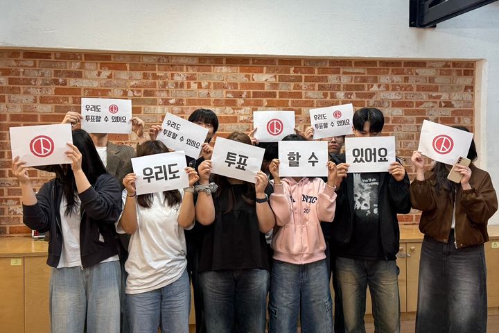 [광주=뉴시스] 광주 서구는 지역 만18세 미만 청소년들을 중심으로 생애 첫 투표 독려 캠페인에 나섰다고 26일 밝혔다. (사진 = 광주 서구 제공) 2025.05.26. photo@newsis.com&nbsp; *재판매 및 DB 금지